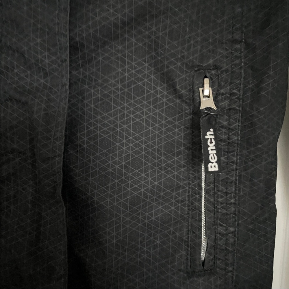 Bench Windbreaker - Picture 3 of 6